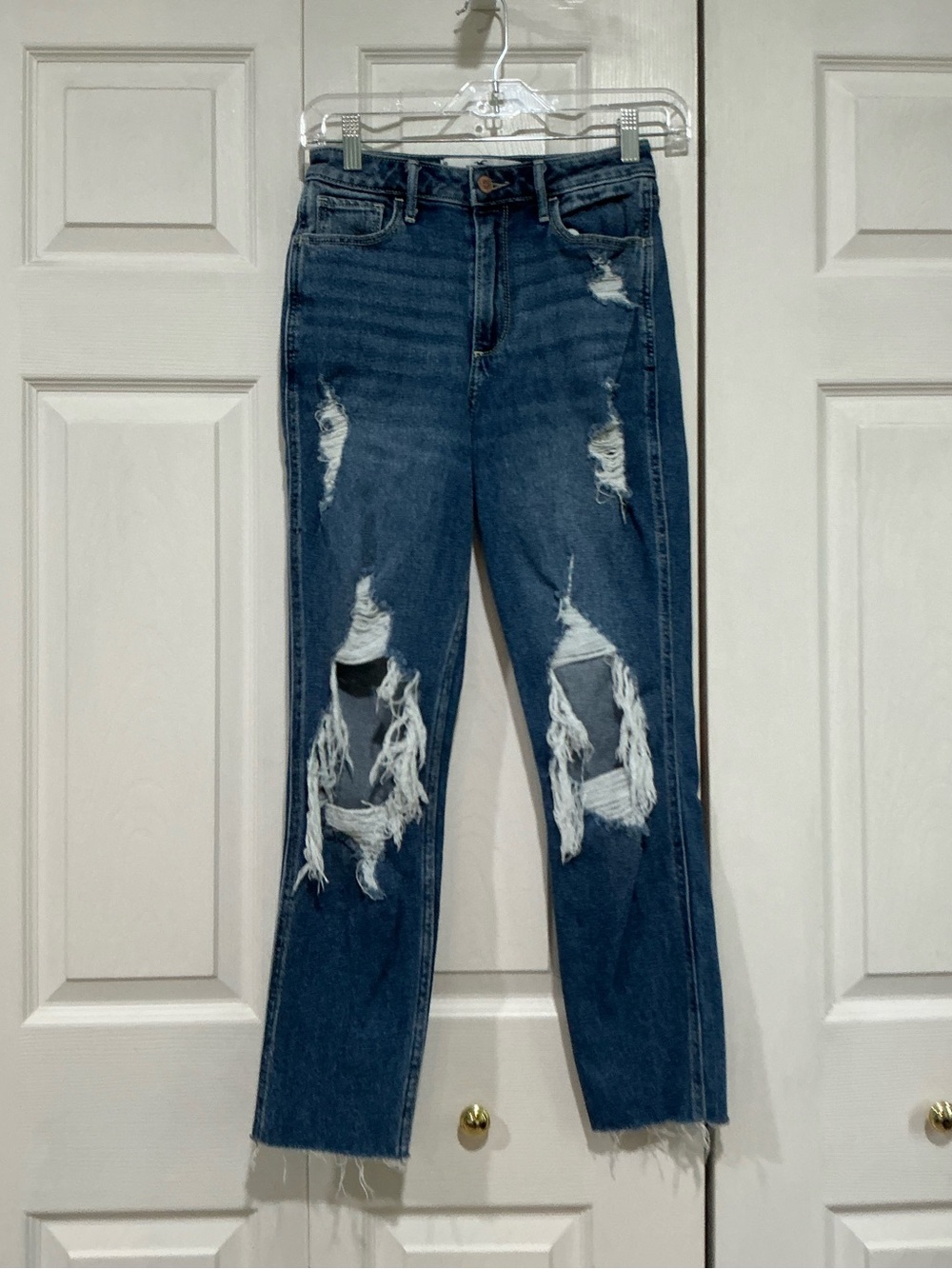 💙 Hollister Curvy High-Rise Mom Jen Distressed Denim Raw Hem - 0/25 (01645)